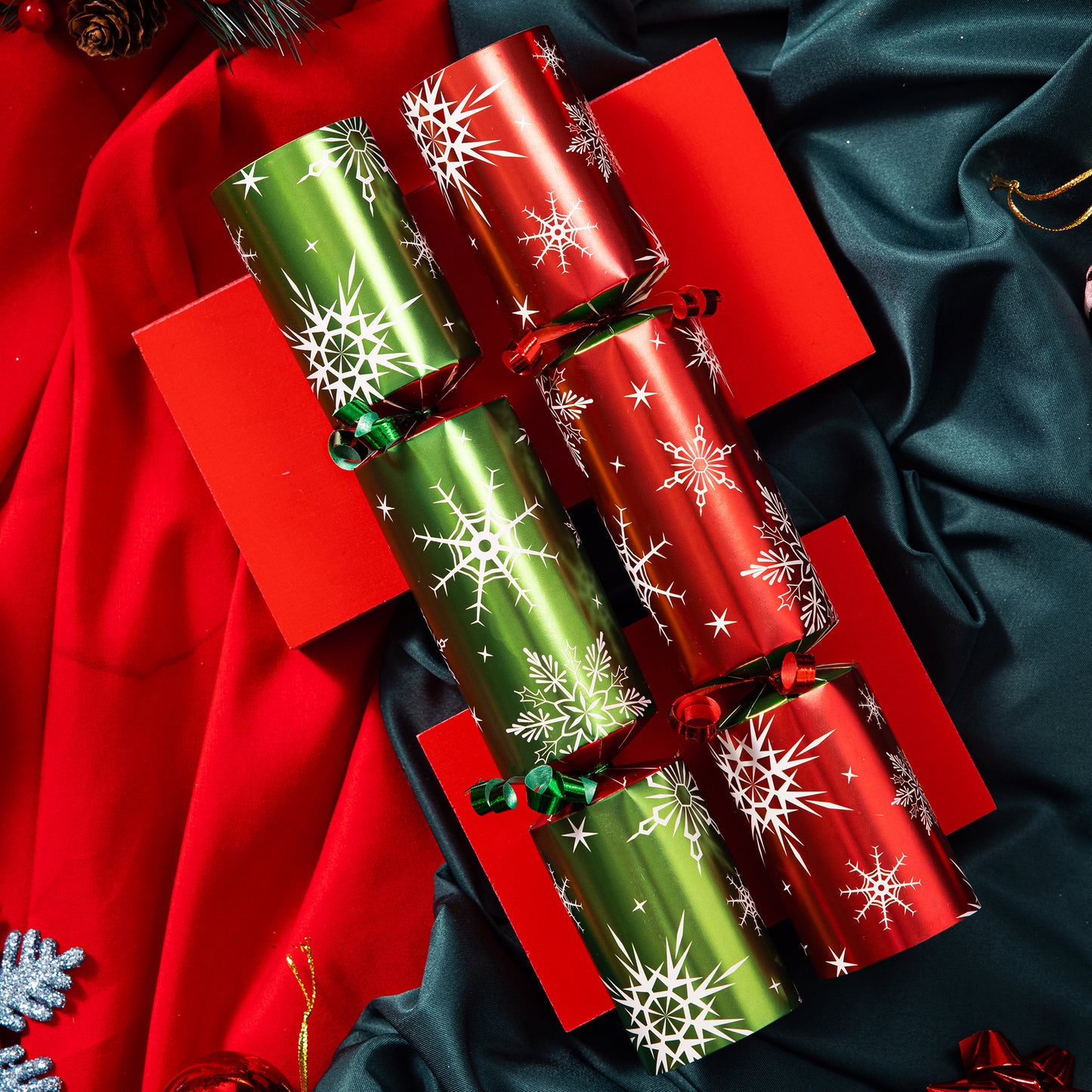 Joyfy 8 Pcs Christmas Crackers Party Favor Non-Snap Red & Green Snowflake Design Party Table Favors with Holiday Party Favor Supplies for Kids and Adults, Christmas Parties, Dinners & Holidays
