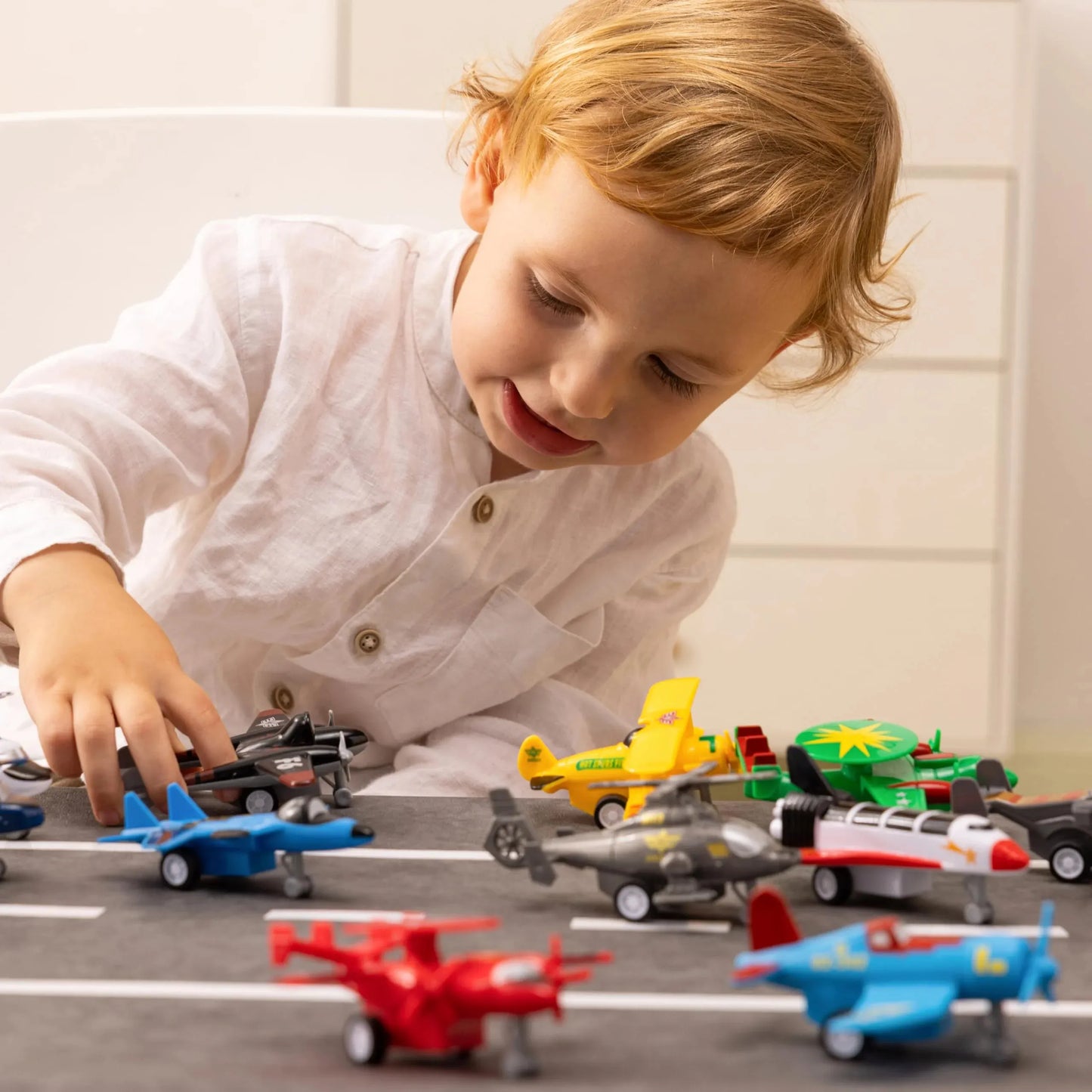 Syncfun 16 Pcs Airplane Toys for Toddlers 1-3, Mini Car Party Favors, Pull Back Plane Playset Including Helicopter, Fighter Jet, Bomber, Biplane, Gifts for Kids