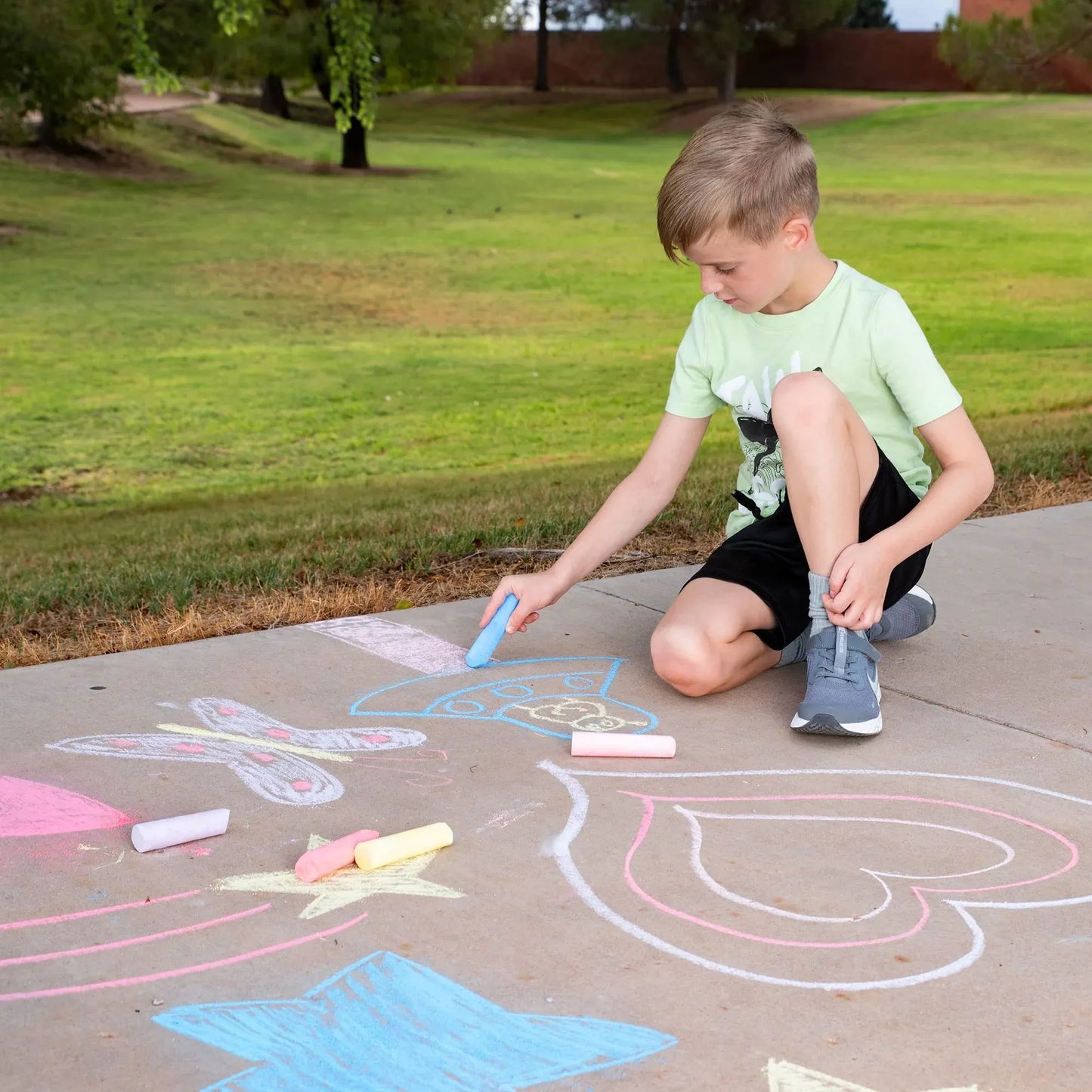 Syncfun 160PCS Washable Sidewalk Chalks for Kids, Non-Toxic Jumbo Chalk for Outdoor Art Play, Painting on Chalkboard, Blackboard and Playground