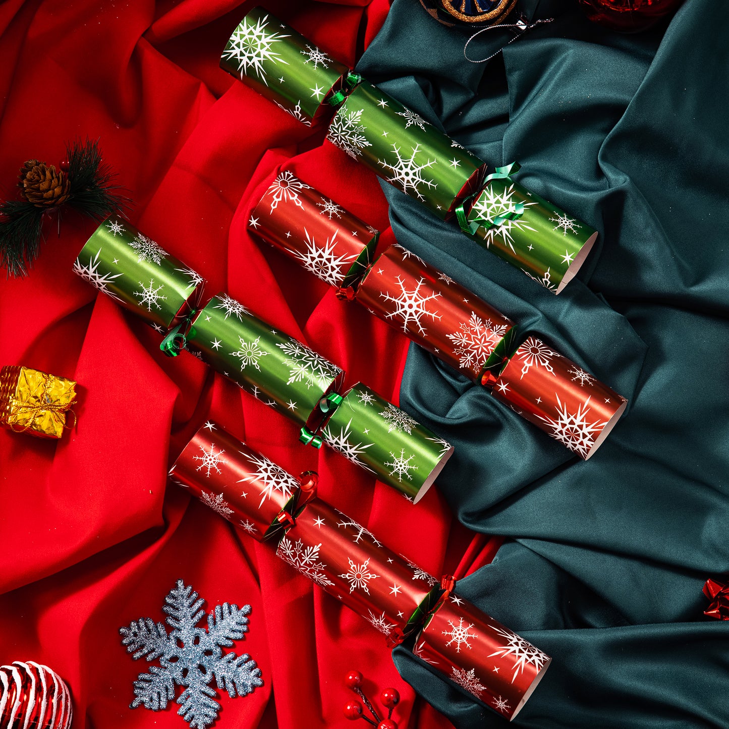 Joyfy 8 Pcs Christmas Crackers Party Favor Non-Snap Red & Green Snowflake Design Party Table Favors with Holiday Party Favor Supplies for Kids and Adults, Christmas Parties, Dinners & Holidays
