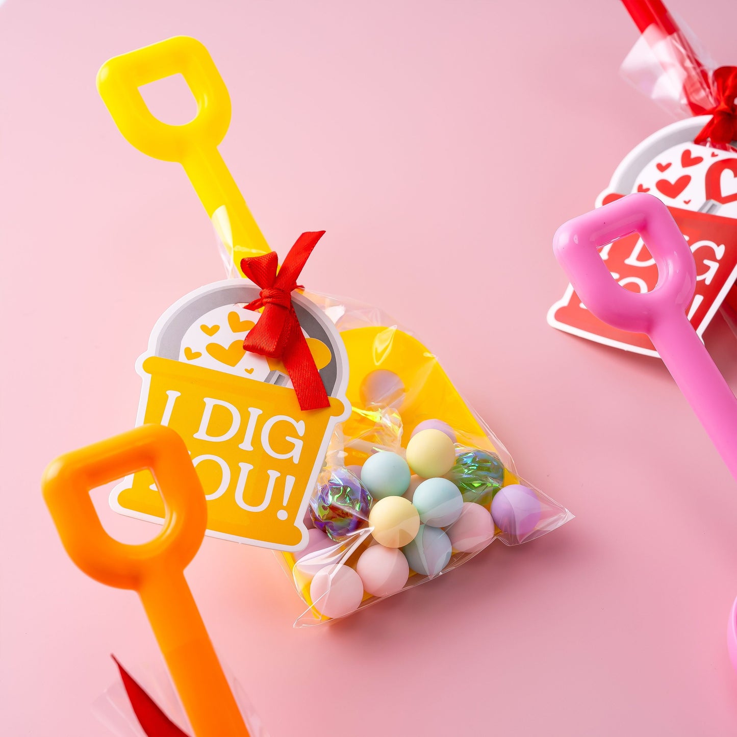 28 PCS Plastic Toy Shovels with I DIG YOU Cards, 28 Candy Bags with Ribbon for Valentine's Party Favors Supplies, Valentine's Toys, Classroom Exchange Prizes Valentine’s Gifts