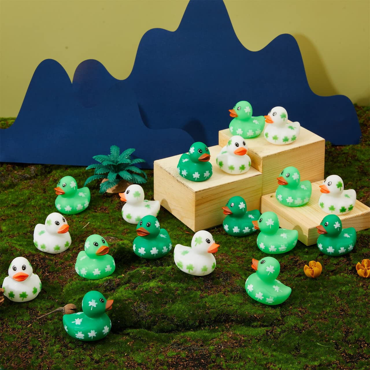 24 St. Patrick's Day loose rubber ducks for Patrick's party supplies, green clover ducks for children's party accessories