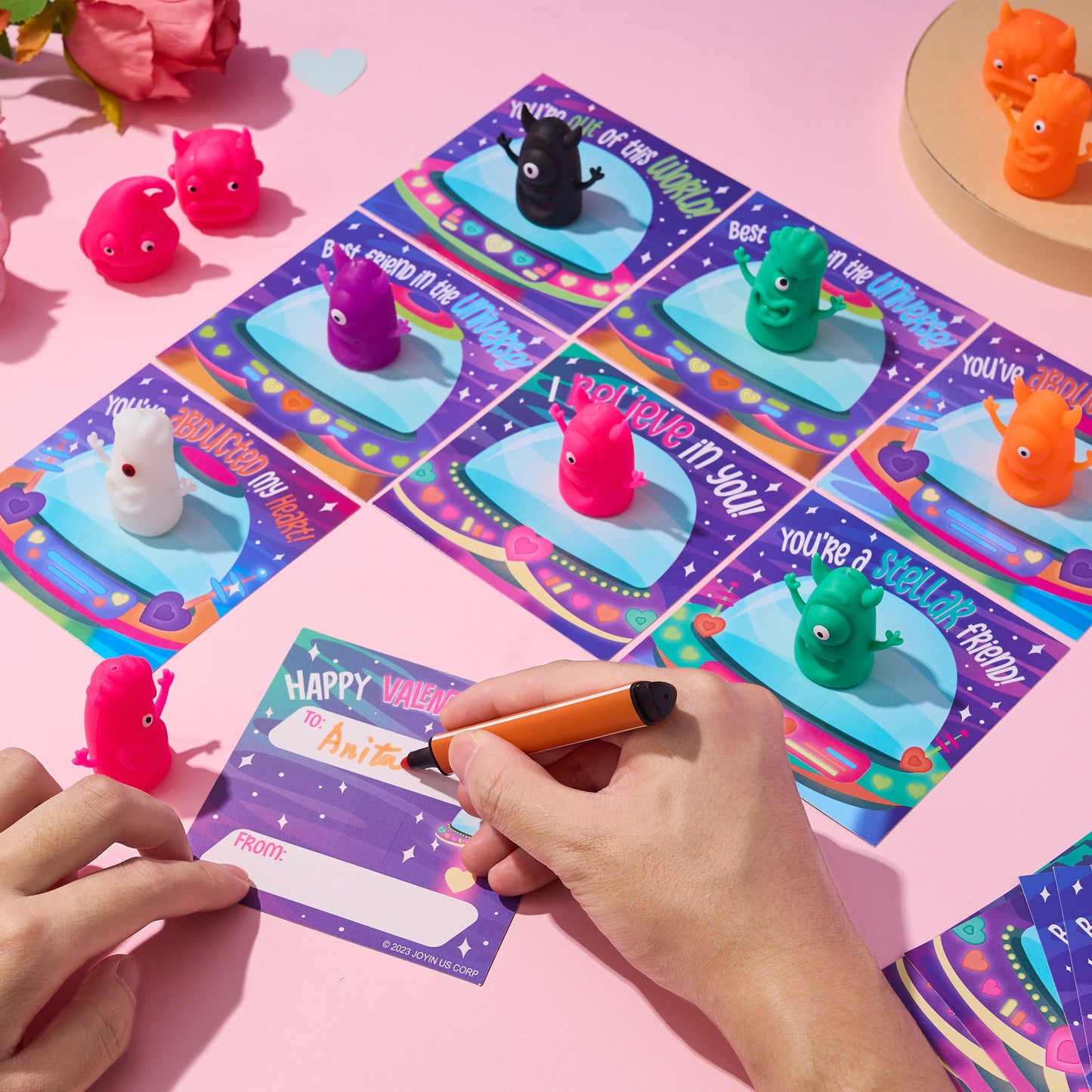 30 Packs Valentine's Day Finger Puppets with Cards, Classroom Exchange Gift for Kids, Valentine's Party Favors, Holiday Reward Prizes