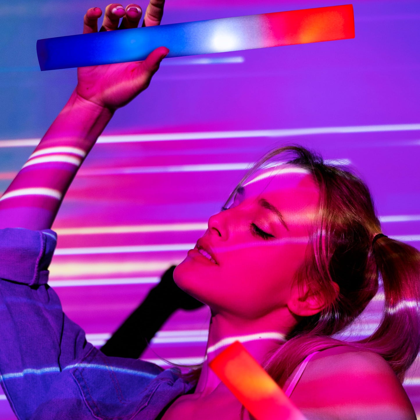 18 foam luminous sticks and red, white and blue patriotic LED sticks on July 4, providing children and adults with 3 flashing carols